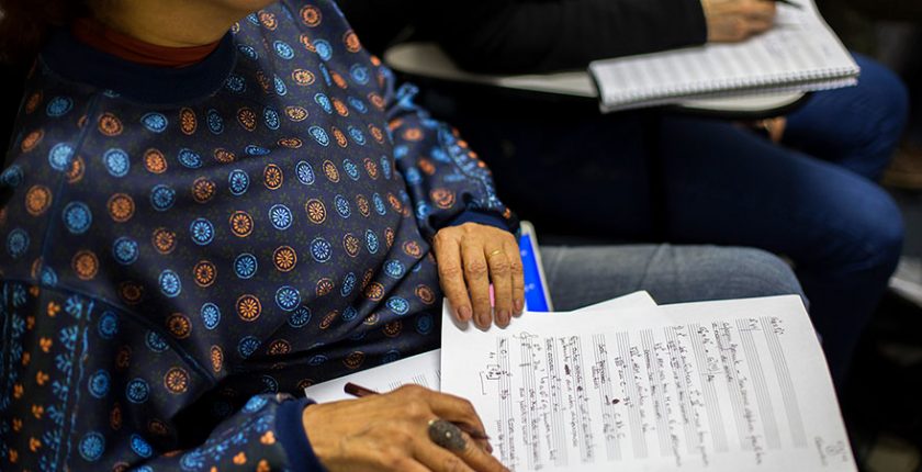 Aluna em aula de Harmonia, no Cigam