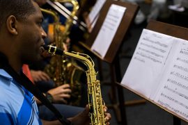 Aluno tocando saxofone em aula de Percepção no Cigam