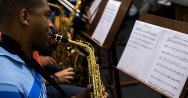 Aluno tocando saxofone em aula de Percepção no Cigam