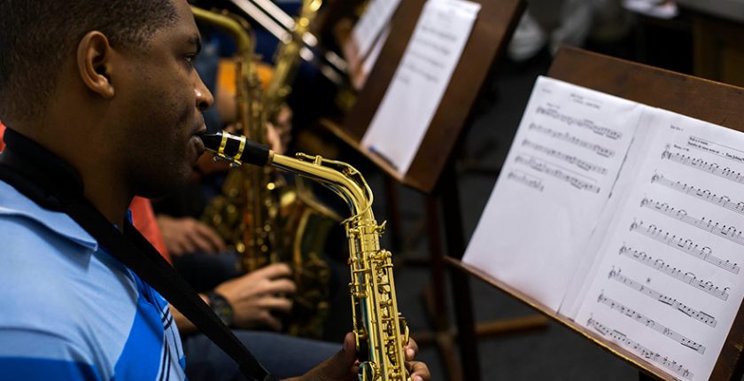 Aluno tocando saxofone em aula de Percepção no Cigam